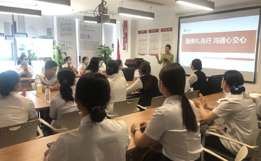 天府通組織召開《服務禮先行 溝通心交心》禮儀培訓